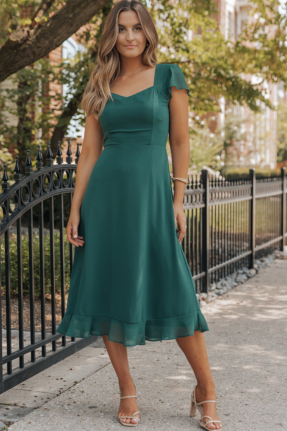 Vestido verde con escote de corazón y olanes