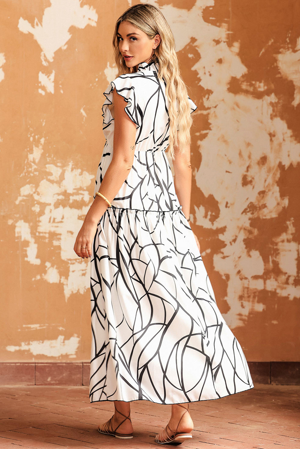 Maxi vestido blanco estampado negro con olanes