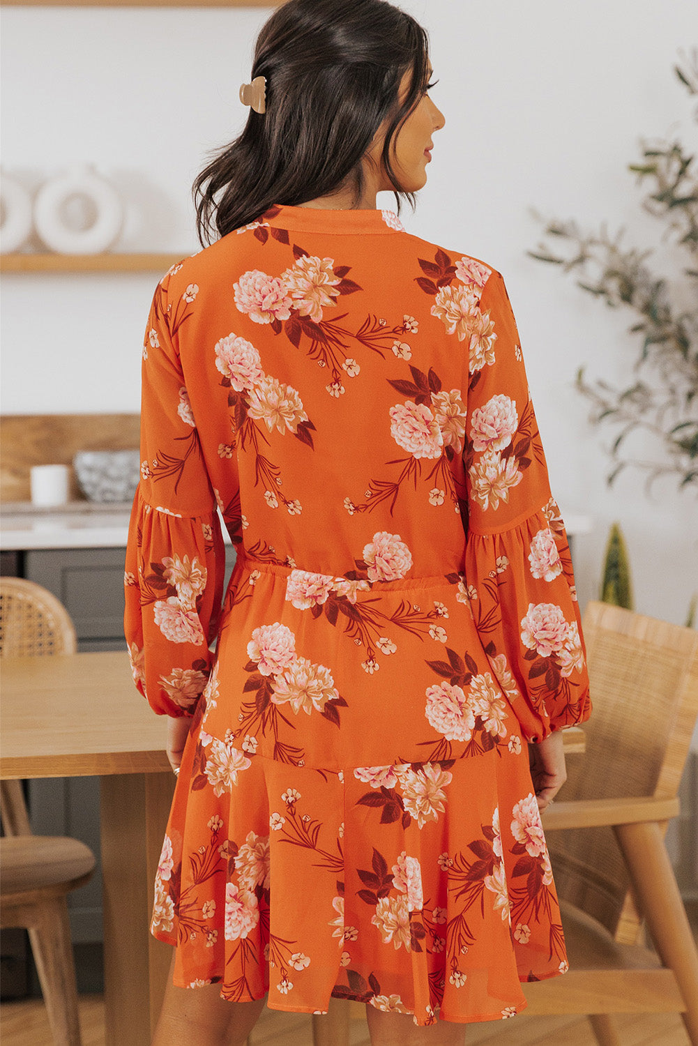 Vestido naranja con impresión floral manga larga